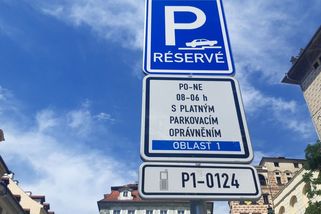 Úředník napsal, kdo v Praze parkuje zadarmo. „Klekla“ na něj kontrola - Seznam Zprávy